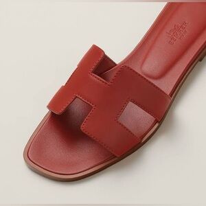 Hermes Oran sandal	
Color: orange brûlée